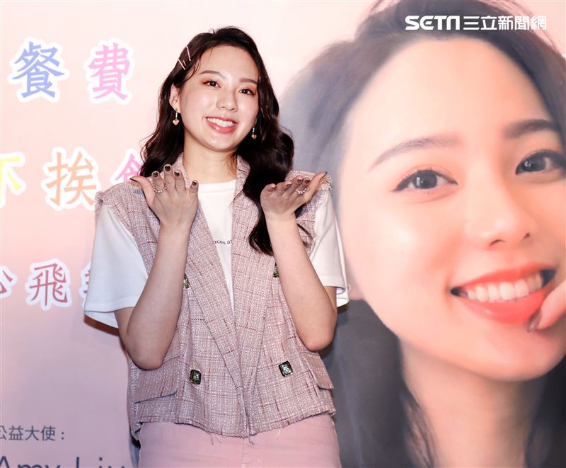 歌壇新人Amy Liu幫助貧困兒童遠離飢餓，和弱勢兒童一起作天空棉花糖。（記者邱榮吉/攝影）