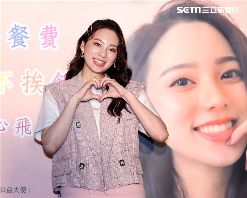 歌壇新人Amy Liu幫助貧困兒童遠離飢餓，和弱勢兒童一起作天空棉花糖。（記者邱榮吉/攝影）