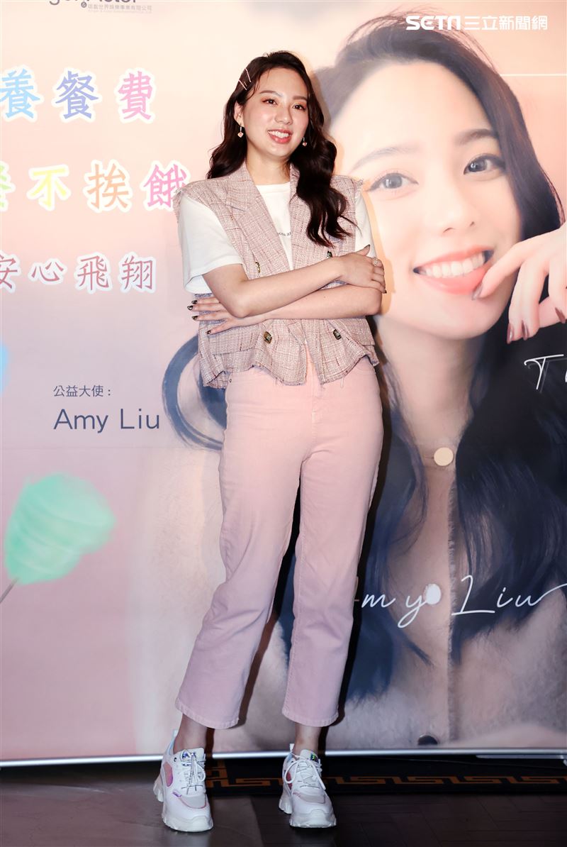 歌壇新人Amy Liu幫助貧困兒童遠離飢餓，和弱勢兒童一起作天空棉花糖。（記者邱榮吉/攝影）