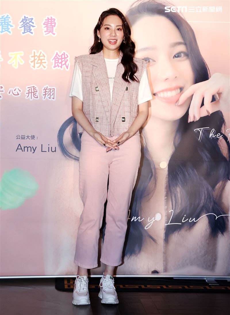 歌壇新人Amy Liu幫助貧困兒童遠離飢餓，和弱勢兒童一起作天空棉花糖。（記者邱榮吉/攝影）