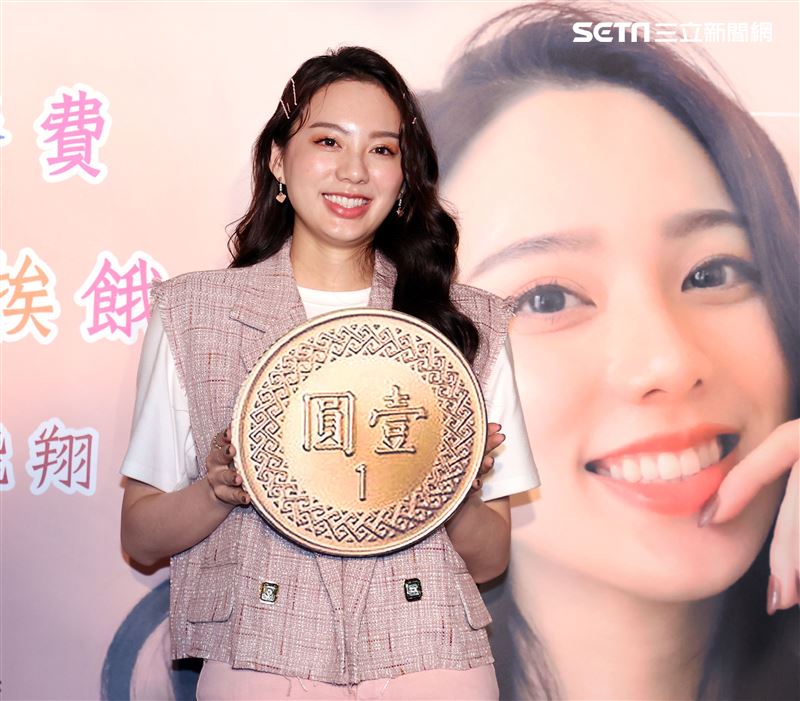 歌壇新人Amy Liu幫助貧困兒童遠離飢餓，和弱勢兒童一起作天空棉花糖。（記者邱榮吉/攝影）