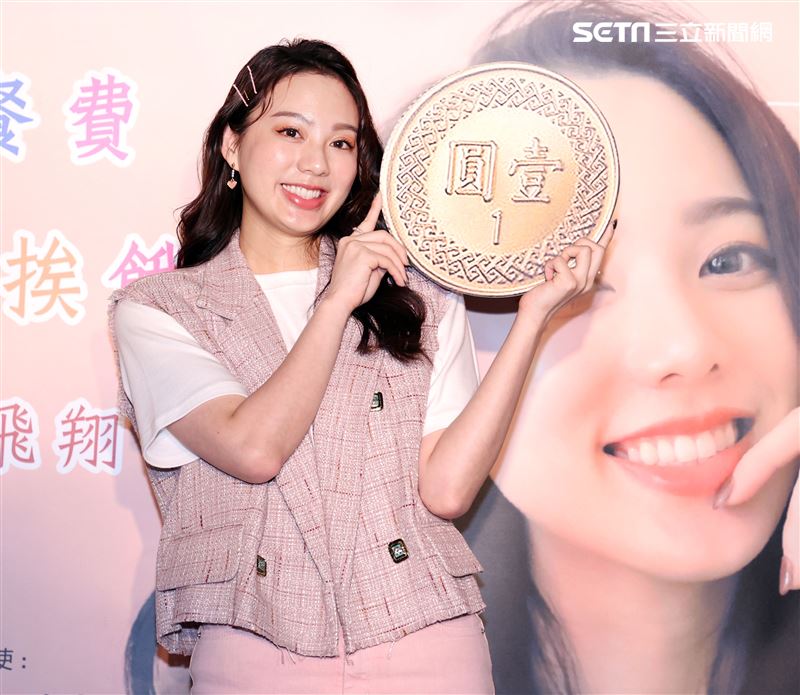 歌壇新人Amy Liu幫助貧困兒童遠離飢餓，和弱勢兒童一起作天空棉花糖。（記者邱榮吉/攝影）