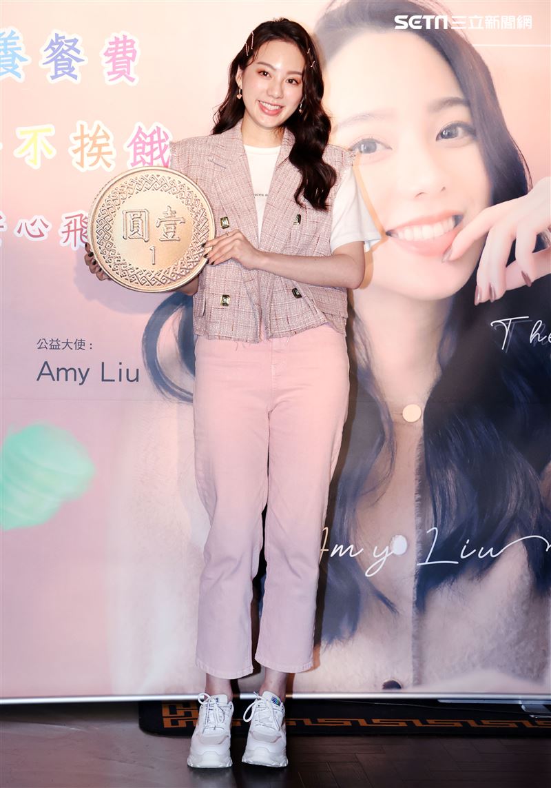 歌壇新人Amy Liu幫助貧困兒童遠離飢餓，和弱勢兒童一起作天空棉花糖。（記者邱榮吉/攝影）