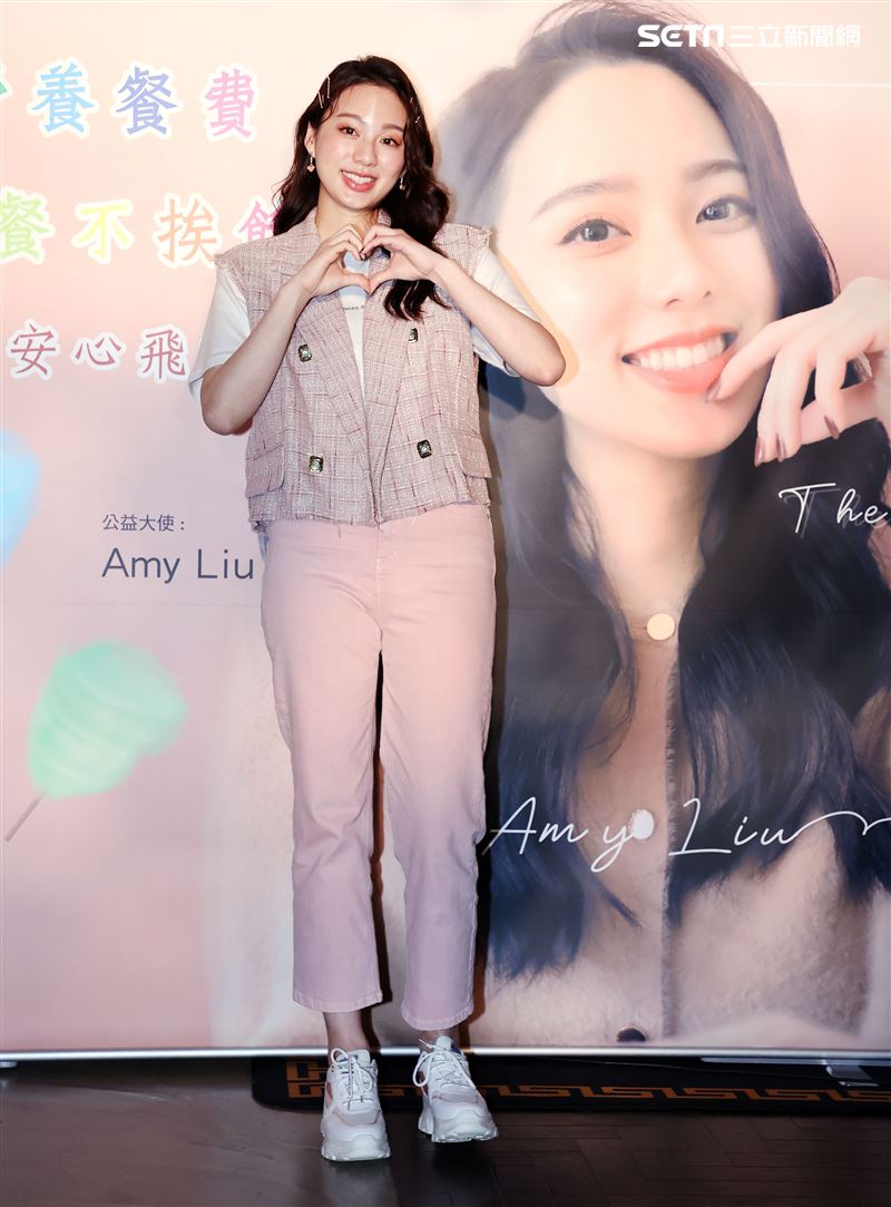 歌壇新人Amy Liu幫助貧困兒童遠離飢餓，和弱勢兒童一起作天空棉花糖。（記者邱榮吉/攝影）