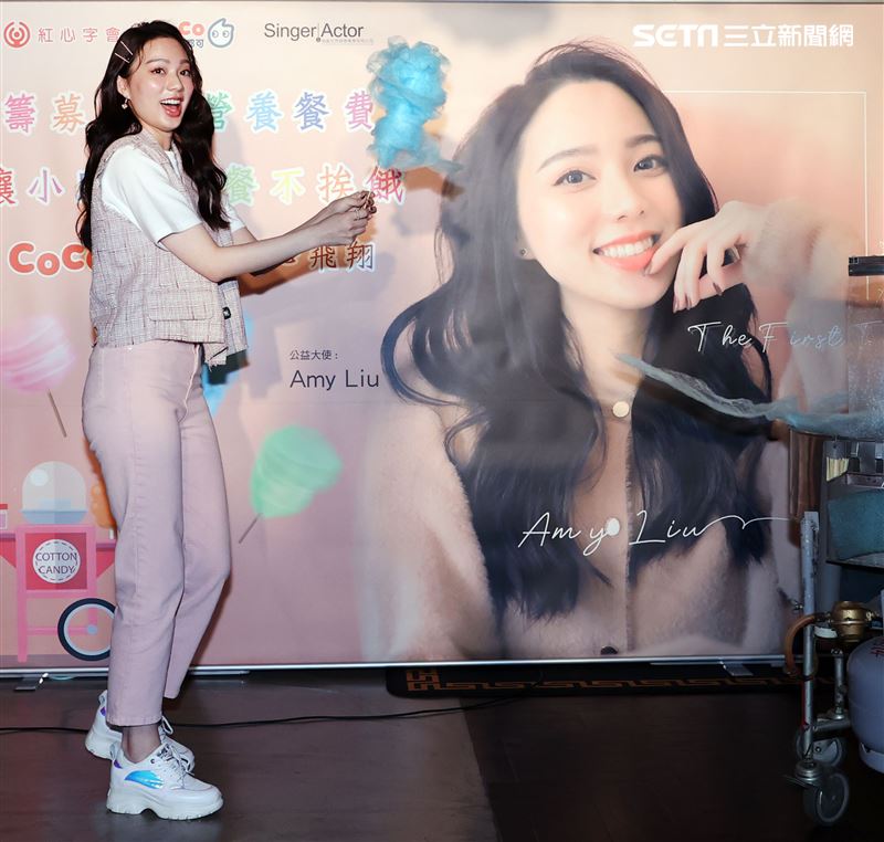 歌壇新人Amy Liu幫助貧困兒童遠離飢餓，和弱勢兒童一起作天空棉花糖。（記者邱榮吉/攝影）