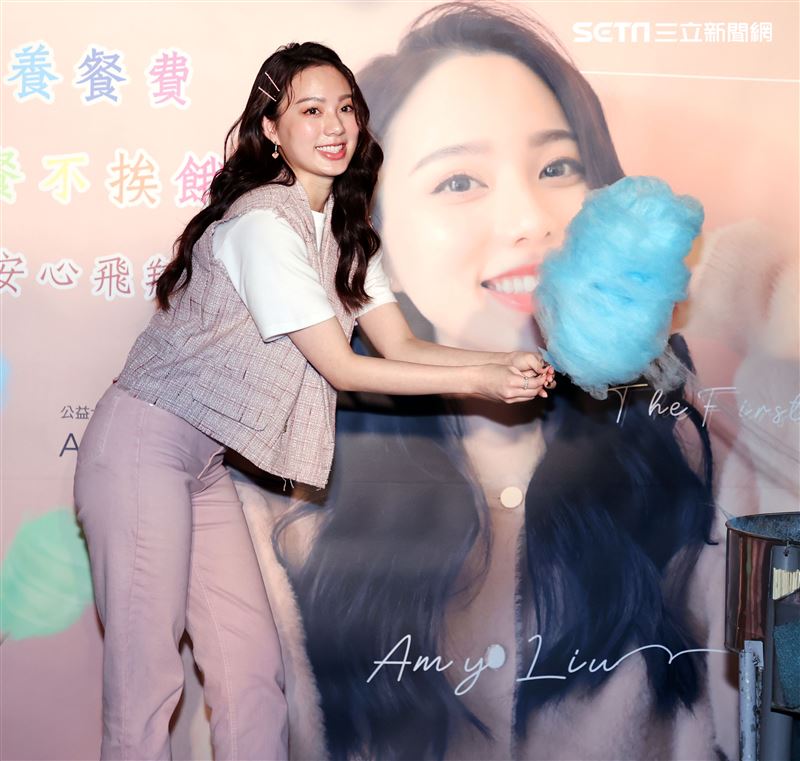 歌壇新人Amy Liu幫助貧困兒童遠離飢餓，和弱勢兒童一起作天空棉花糖。（記者邱榮吉/攝影）