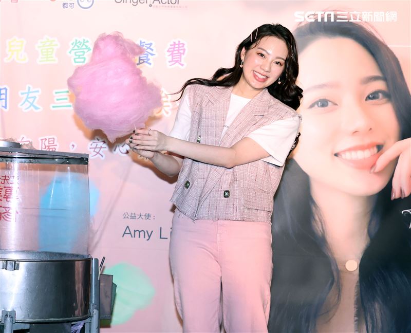 歌壇新人Amy Liu幫助貧困兒童遠離飢餓，和弱勢兒童一起作天空棉花糖。（記者邱榮吉/攝影）