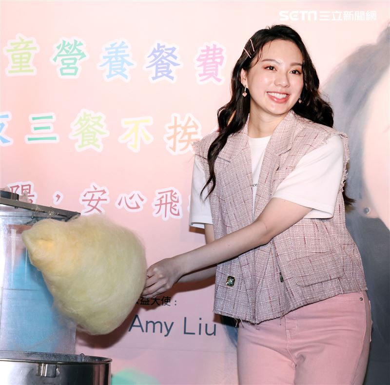 歌壇新人Amy Liu幫助貧困兒童遠離飢餓，和弱勢兒童一起作天空棉花糖。（記者邱榮吉/攝影）