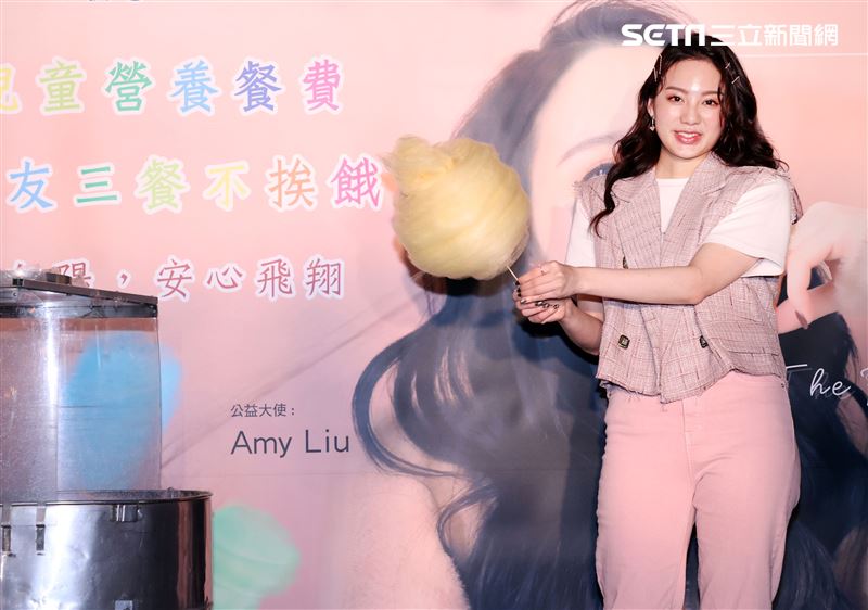 歌壇新人Amy Liu幫助貧困兒童遠離飢餓，和弱勢兒童一起作天空棉花糖。（記者邱榮吉/攝影）