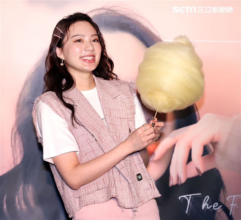 歌壇新人Amy Liu幫助貧困兒童遠離飢餓，和弱勢兒童一起作天空棉花糖。（記者邱榮吉/攝影）