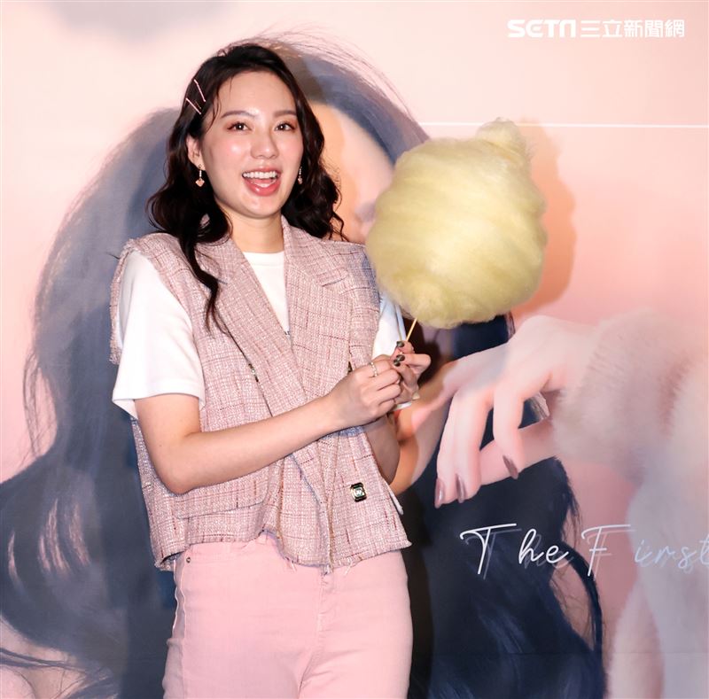 歌壇新人Amy Liu幫助貧困兒童遠離飢餓，和弱勢兒童一起作天空棉花糖。（記者邱榮吉/攝影）