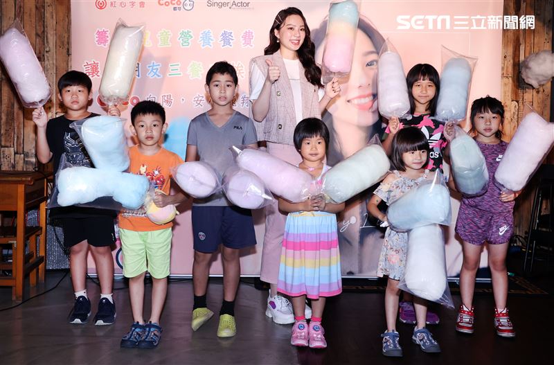 歌壇新人Amy Liu幫助貧困兒童遠離飢餓，和弱勢兒童一起作天空棉花糖。（記者邱榮吉/攝影）