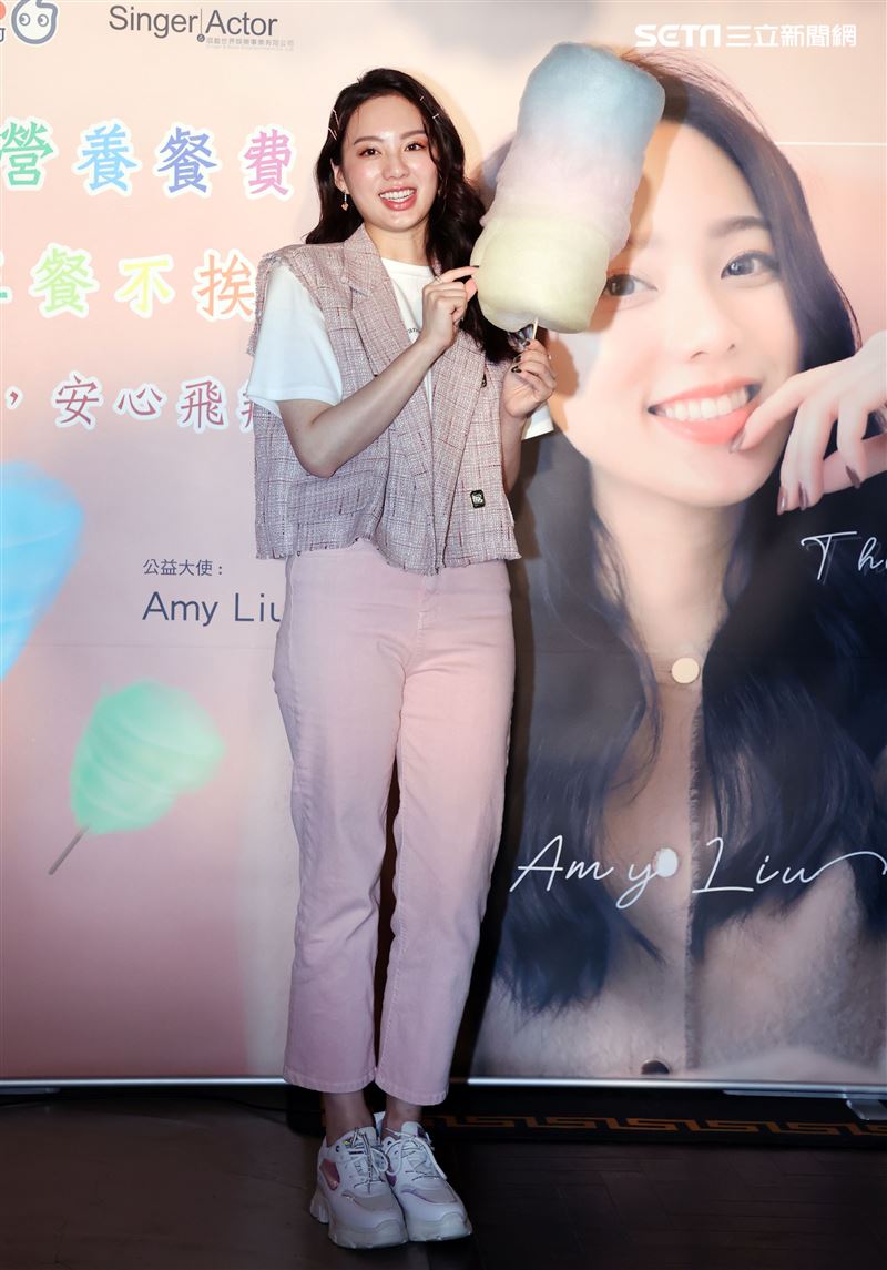 歌壇新人Amy Liu幫助貧困兒童遠離飢餓，和弱勢兒童一起作天空棉花糖。（記者邱榮吉/攝影）