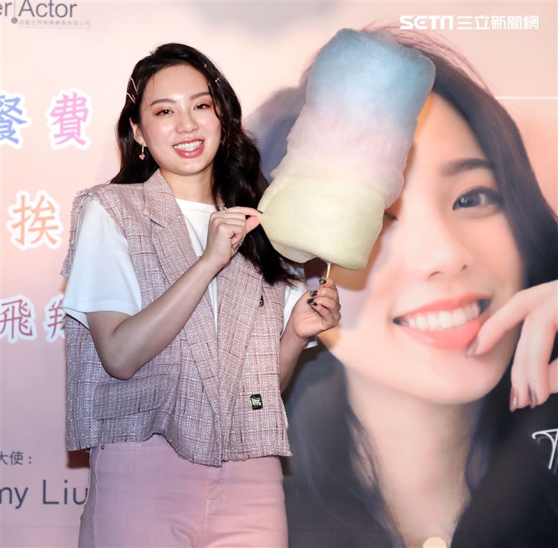 歌壇新人Amy Liu幫助貧困兒童遠離飢餓，和弱勢兒童一起作天空棉花糖。（記者邱榮吉/攝影）