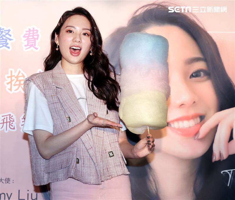 歌壇新人Amy Liu幫助貧困兒童遠離飢餓，和弱勢兒童一起作天空棉花糖。（記者邱榮吉/攝影）