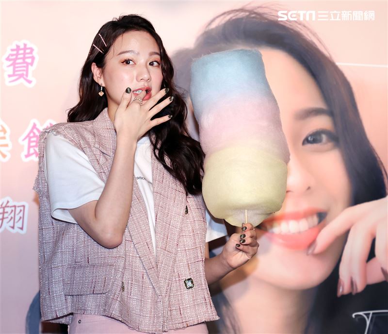 歌壇新人Amy Liu幫助貧困兒童遠離飢餓，和弱勢兒童一起作天空棉花糖。（記者邱榮吉/攝影）