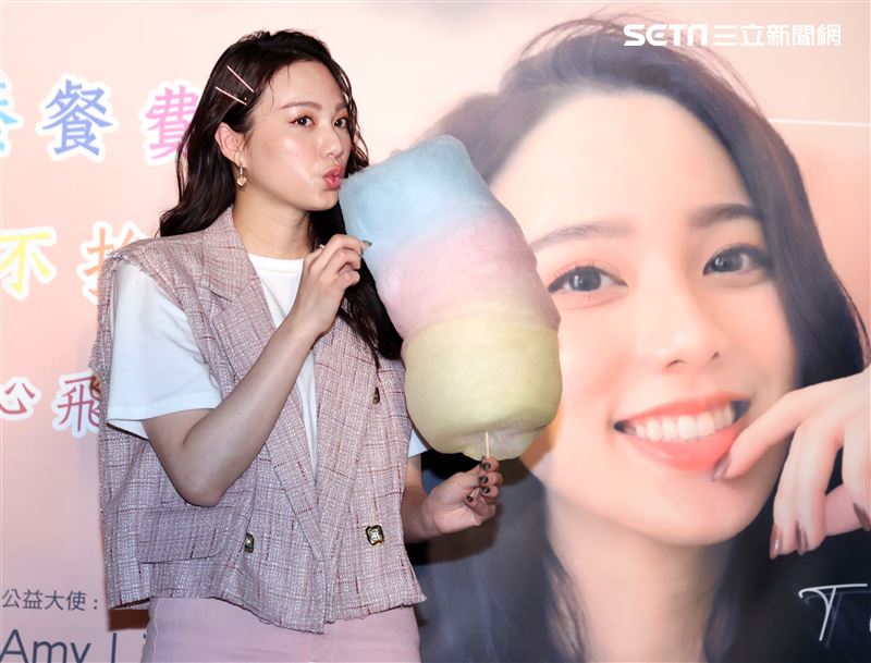 歌壇新人Amy Liu幫助貧困兒童遠離飢餓，和弱勢兒童一起作天空棉花糖。（記者邱榮吉/攝影）