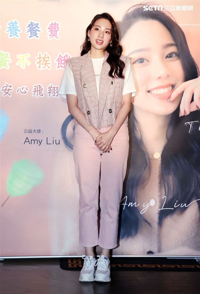 歌壇新人Amy Liu幫助貧困兒童遠離飢餓，和弱勢兒童一起作天空棉花糖。（記者邱榮吉/攝影）