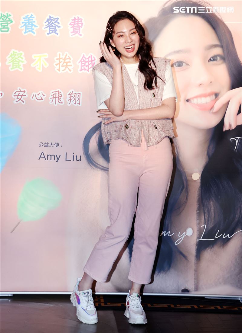 歌壇新人Amy Liu幫助貧困兒童遠離飢餓，和弱勢兒童一起作天空棉花糖。（記者邱榮吉/攝影）