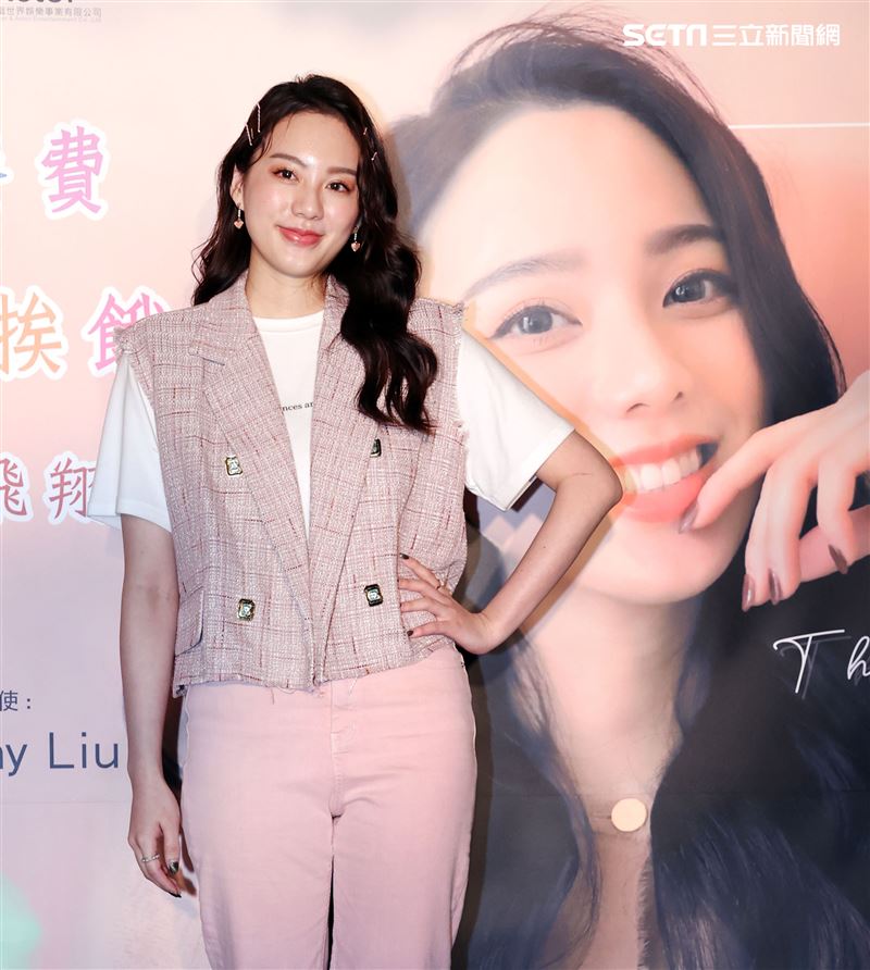 歌壇新人Amy Liu幫助貧困兒童遠離飢餓，和弱勢兒童一起作天空棉花糖。（記者邱榮吉/攝影）