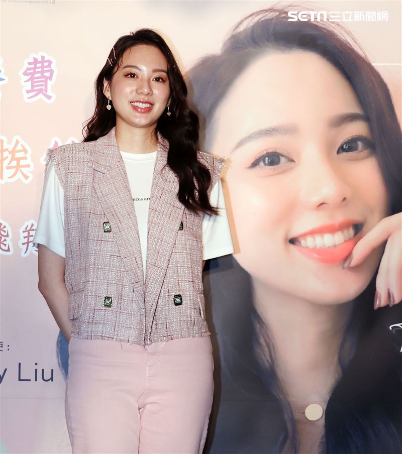 歌壇新人Amy Liu幫助貧困兒童遠離飢餓，和弱勢兒童一起作天空棉花糖。（記者邱榮吉/攝影）