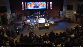 46歲非裔美國男子佛洛伊德9日告別式上有沉痛的悼念，也有要求伸張正義的呼聲。（圖取自twitter.com/nowthisnews）