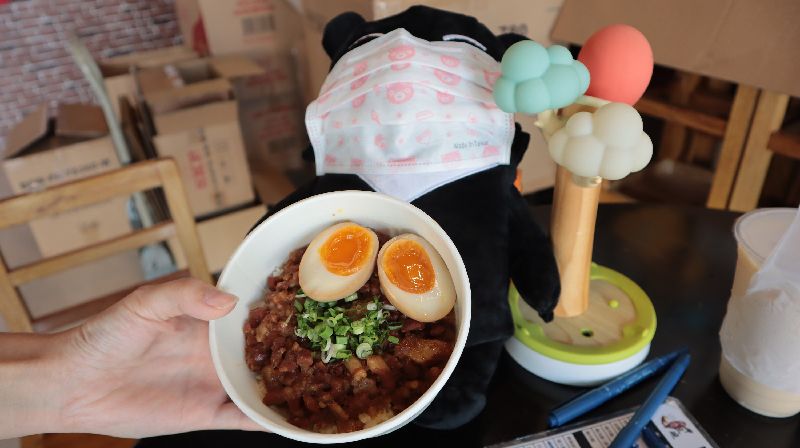 台灣喔熊出任務　駐新國代表處扮食客