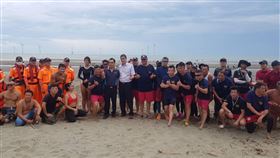 假日之森海溝暗藏危機  苗栗官民統合強化救援苗栗縣竹南鎮假日之森為著名衝浪景點，近年來吸引許多民眾前往戲水，不過卻暗藏海溝，易發生溺水意外，消防局10日表示，將與在地衝浪業者結合，把握救人黃金時間。（苗栗縣消防局提供）中央社記者管瑞平傳真  109年6月10日