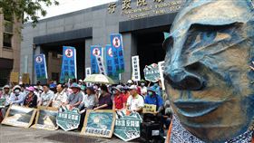 抗議永侒礦場開發案  居民上演行動劇行政院環境保護署10日審查宜蘭永侒礦場開發案；護水源反開礦行動聯盟自製大型水神人偶演出行動劇，希望本案不要進入二階環評，應直接退回。中央社記者張雄風攝  109年6月10日