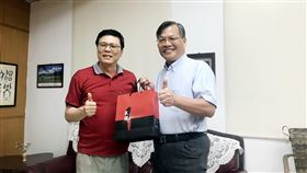 退輔會給地  台東池上成立鄉鎮級長照中心退輔會副主委周皓瑜（左）9日拜訪池上鄉長張堯城（右），允諾撥土地給鄉公所作為日間照護中心使用，未來將成為全國首座鄉鎮級多元照顧中心。（退輔會提供）中央社記者盧太城台東傳真  109年6月10日