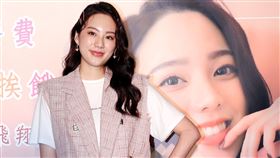 歌壇新人Amy Liu幫助貧困兒童遠離飢餓，和弱勢兒童一起作天空棉花糖。（記者邱榮吉/攝影）