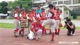 ▲味全龍投手歐耀宗指導東山國小棒球隊女將王姵穎。（圖／記者劉彥池攝影）
