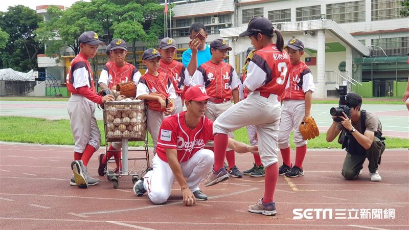 魏應充助故鄉　東山國小女將圓棒球夢