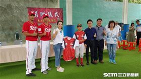 ▲頂新和德文教基金會捐贈彰化縣東山國小球衣、球具。（圖／記者劉彥池攝影）