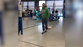 ▲主人Silvio拖著Sparky，在大賣場中「遛狗」。（圖／AP／Caters TV　授權）