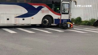 左轉公車突右切　騎士被撞險輾車底