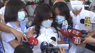 靈堂外鬧哄哄　許崑源妻籲：放下對立