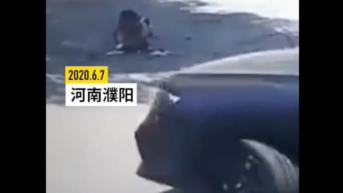 7歲男童蹲路中玩耍　遭車撞倒輾2回