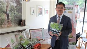 黃明發轉行投入研發低鉀蔬菜　獲國發基金挹注藥師出身的黃明發中年轉行投入低鉀蔬菜研究，108年起開始量產低鉀蔬菜，不只受經濟部中小企業創新研究獎肯定，也獲萌芽創投與國發基金創業天使投資方案挹注。中央社記者蘇木春攝　109年6月10日