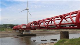 苗縣西湖溪水岸休憩新亮點　後龍自行車道橋啟用苗栗縣政府爭取中央前瞻計畫經費辦理「西湖溪整體環境營造計畫」，利用後龍段舊海線鐵路橋墩，打造自行車道景觀橋，橋體外觀設計融入沿海文化，呈現傳統「蝦籠竹編工法」。（苗栗縣政府提供）中央社記者管瑞平傳真　109年6月10日