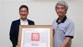 李永得代頒褒揚令給陳重光家屬（1）文化部長李永得（左）10日代總統蔡英文頒贈褒揚令給已故陳澄波文化基金會創會董事長陳重光的家屬，由陳澄波長孫陳立(柏)（右）代表受贈。中央社記者林俊耀攝　109年6月10日