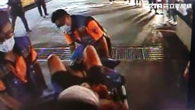台南知名科技大學黃姓男大生遭情敵砍成重傷送醫。（圖／翻攝畫面）