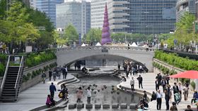 兩韓峰會將登場　首爾一切如常（3）南北韓高峰會談27日將登場，南韓首爾地區民眾26日生活步調一切如常，未因即將舉行的峰會而有特別不同。圖為清溪川地區中午時分人來人往。中央社記者王飛華南韓首爾攝　107年4月26日