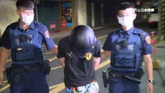 藥頭遇警竟「前後亂撞」　警破窗逮人