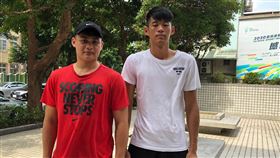 SBL選秀報名第9天　2人報名第18季超級籃球聯賽（SBL）選秀會開放報名10日邁入第9天，康寧大學休閒管理系研究所碩士生陳俊翰（右）、梁浩真（左）赴籃協遞交報名表，意外成為本屆報名的「頭香」。中央社記者黃巧雯攝　109年6月10日