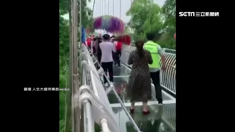 大媽們玻璃橋上跳廣場舞　保全超崩潰