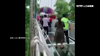 大媽們玻璃橋上跳廣場舞　保全超崩潰