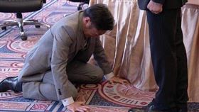 《半澤直樹》中讓上司與大和田常務下跪的那一幕讓人痛快。（圖／翻攝自TBS）