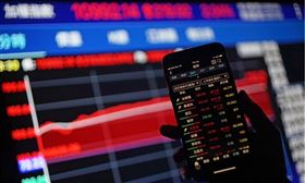 電信三雄10日公布5月財報，台灣大哥大因momo電子商務及資通訊業務表現亮眼，以每股盈餘0.37元，重回單月EPS獲利王寶座。（中央社檔案照片）