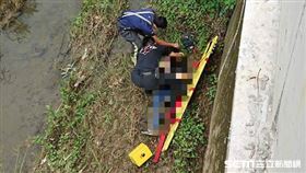 苗栗女講手機摔水溝／翻攝畫面